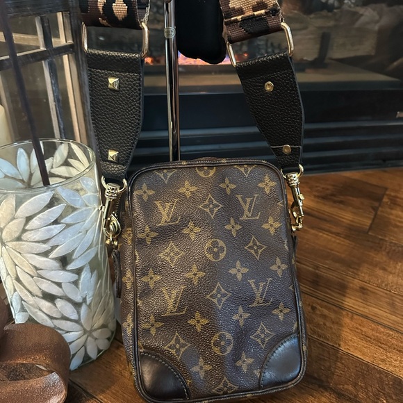 ๐ค AMAZONE LV Crossbody! ๐ค - Picture 2 of 8
